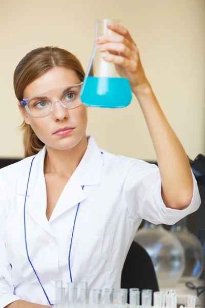 Jeune beau scientifique travaillant avec des échantillons en laboratoire . — Photo