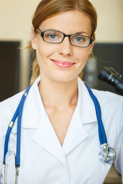 Portret van de jonge dokter in een laboratorium camera kijken — Stockfoto