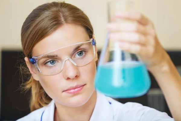 Junge schöne Wissenschaftlerin arbeitet mit Proben im Labor. — Stockfoto