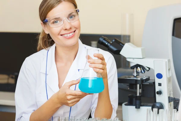 Jonge mooie wetenschapper werken met monsters in lab. — Stockfoto