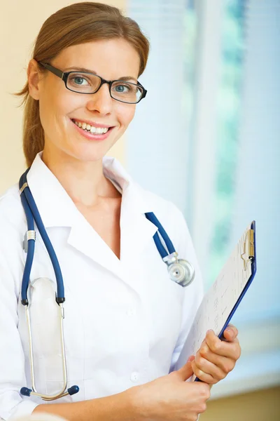 Portret van de jonge dokter in een laboratorium camera kijken — Stockfoto