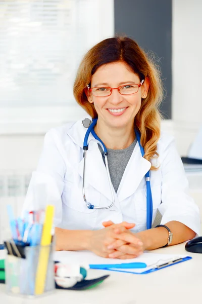 Retrato de médico de família olhando para a câmera e sorrindo . — Fotografia de Stock