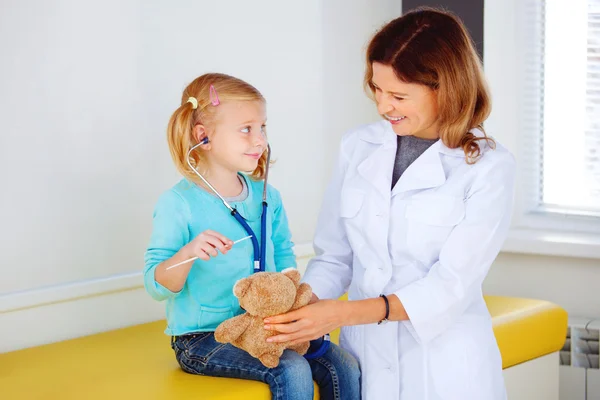 小児科医医師が少女を調べる. — ストック写真