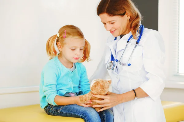 Médico pediatra examinando niña . — Foto de Stock