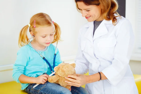 Pediatra médico examinando menina . — Fotografia de Stock