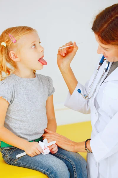 Pediatra médico examinando menina . — Fotografia de Stock