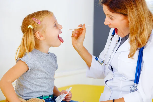 Παιδίατρος γιατρός εξετάζει κοριτσάκι. — Φωτογραφία Αρχείου
