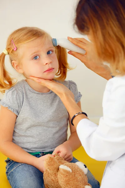 Kinderarzt nimmt Temperatur mit Thermometer. — Stockfoto