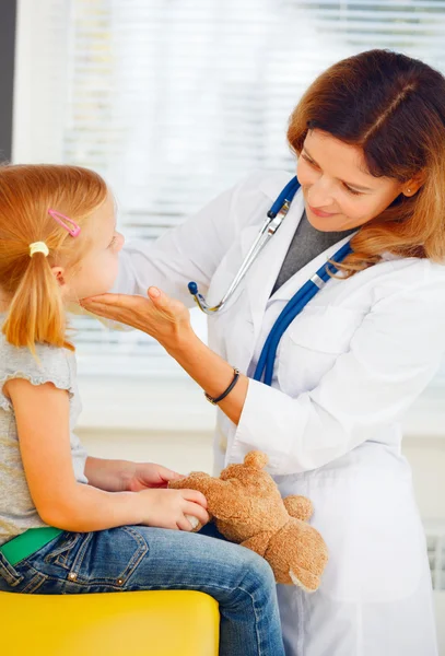 Pediatrician taking temperature with thermometer. — Stock Photo, Image