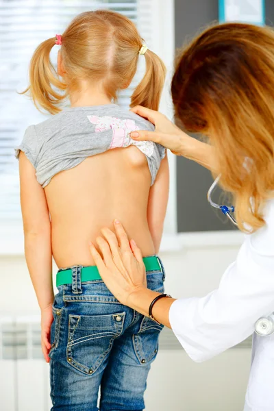 小児科医が腰痛を持つ少女を調べる. — ストック写真