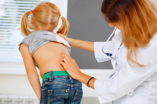 Küçük kız sırt sorunları ile inceleyerek çocuk doktoru.