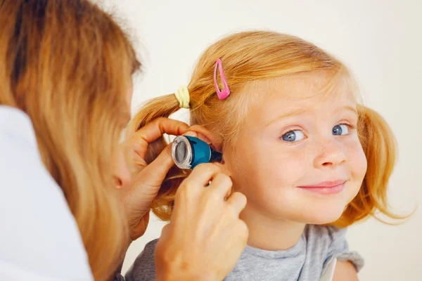 Médico pediatra examinando orejas de niña . —  Fotos de Stock