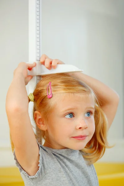 Portret van meisje meten van zichzelf. — Stockfoto