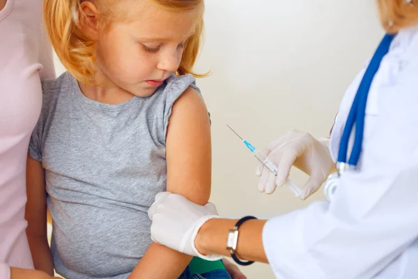 Medico vaccinare piccola rossa ragazza . — Foto Stock