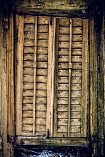 Vecchia struttura della finestra chiusa in legno . — Foto Stock