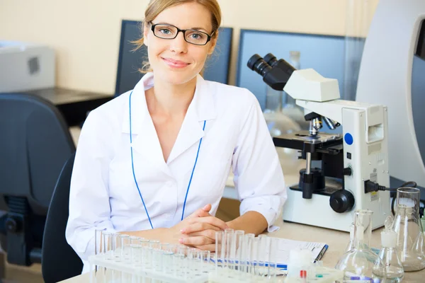 Porträt einer schönen jungen Frau im Labor. — Stockfoto