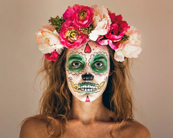 Портрет женщины со страшным макияжем на Хэллоуин . — стоковое фото