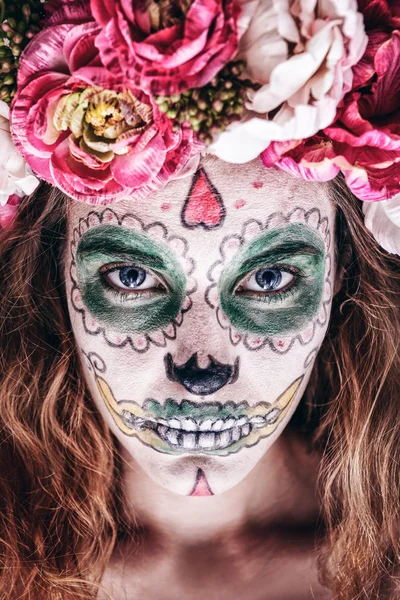 Портрет женщины со страшным макияжем на Хэллоуин . — стоковое фото