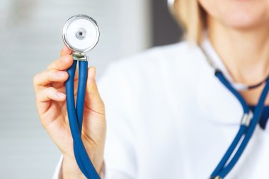 Stetoskop tutan el closeup.