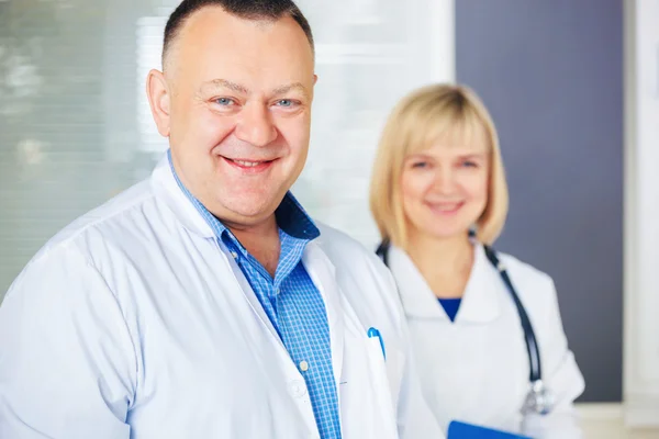 Retrato de dos médicos maduros felices . — Foto de Stock