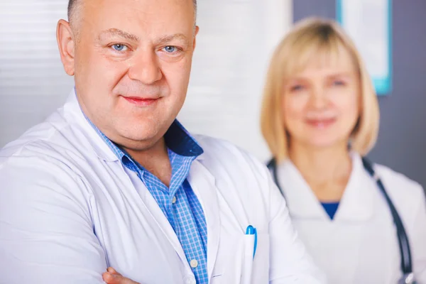 Retrato de dois médicos maduros felizes . — Fotografia de Stock