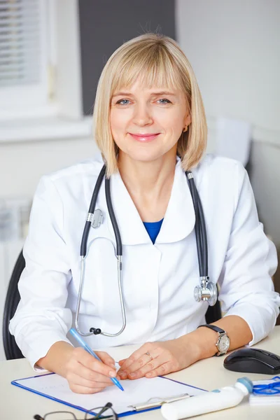 Ritratto di medico fiducioso guardando la macchina fotografica . — Foto Stock