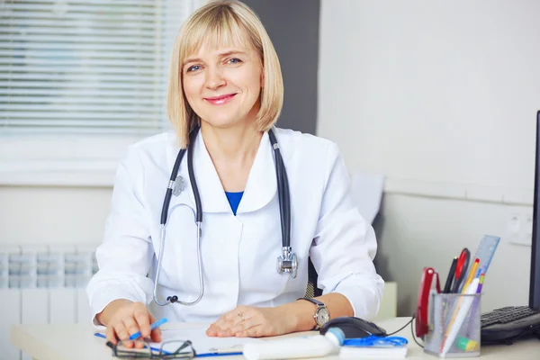 Porträtt av säker läkare titta på kameran. — Stockfoto