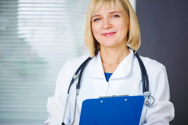 Retrato del médico confiado mirando a la cámara . —  Fotos de Stock