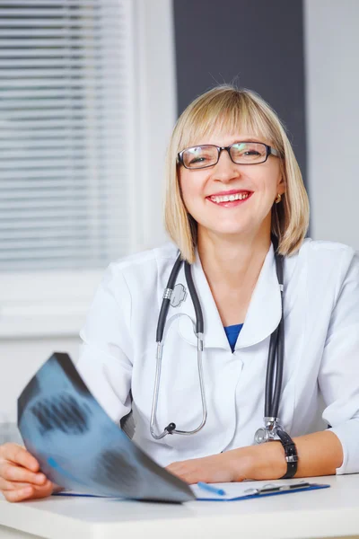 Porträtt av säker läkare titta på kameran. — Stockfoto