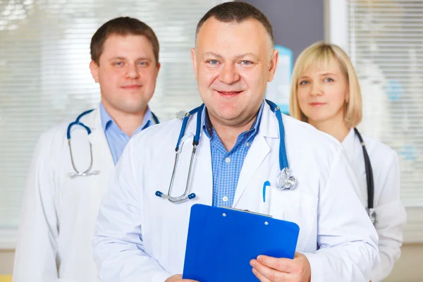 Grupo de médicos felices mirando la cámara . — Foto de Stock