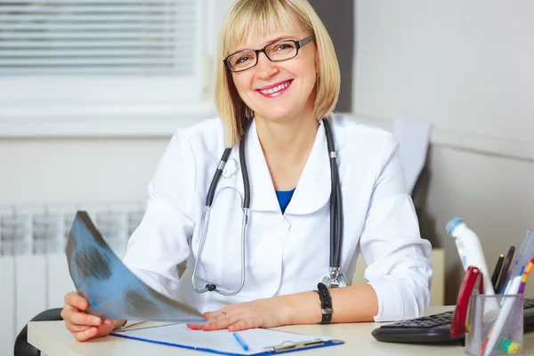 Retrato del médico confiado mirando a la cámara . —  Fotos de Stock