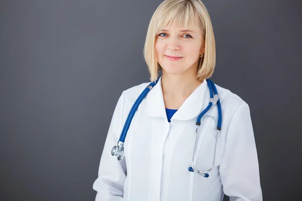 Retrato de médico confiante olhando para a câmera . — Fotografia de Stock