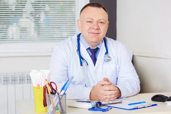 Portrait of Doctor with stethoscope looking at the camera. — Stock Photo, Image