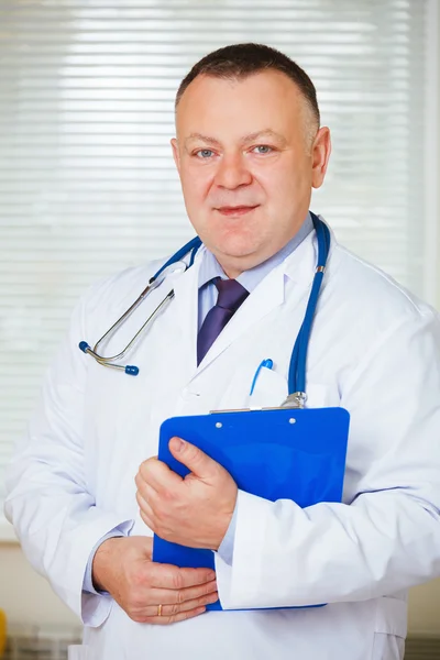 Porträt eines Arztes mit Stethoskop, der in die Kamera blickt. — Stockfoto