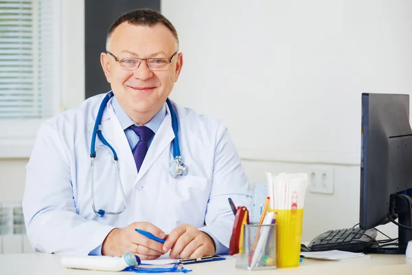 Porträt eines Arztes mit Stethoskop, der in die Kamera blickt. — Stockfoto