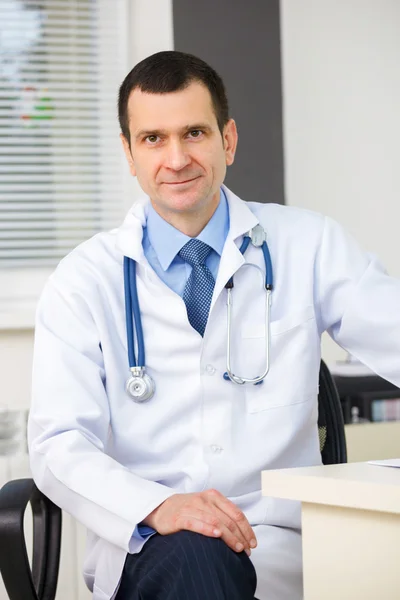 Retrato de médico confiado con estetoscopio mirando a la leva —  Fotos de Stock