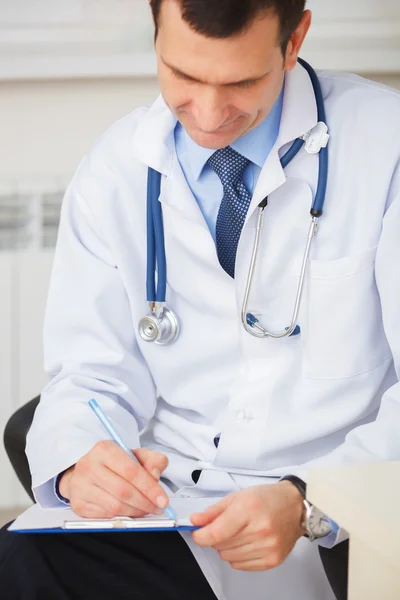 Retrato de médico confiante escrevendo uma receita . — Fotografia de Stock