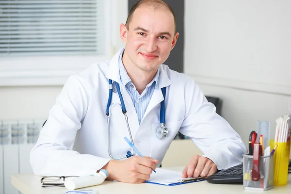 Retrato de médico confiado con estetoscopio mirando a la leva — Foto de Stock