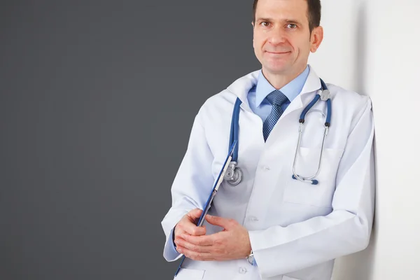 Retrato de médico confiado con estetoscopio mirando a la leva —  Fotos de Stock