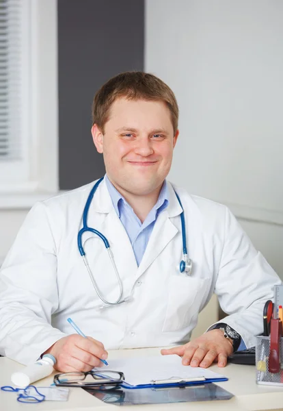 Retrato de médico confiado con estetoscopio mirando a la leva —  Fotos de Stock