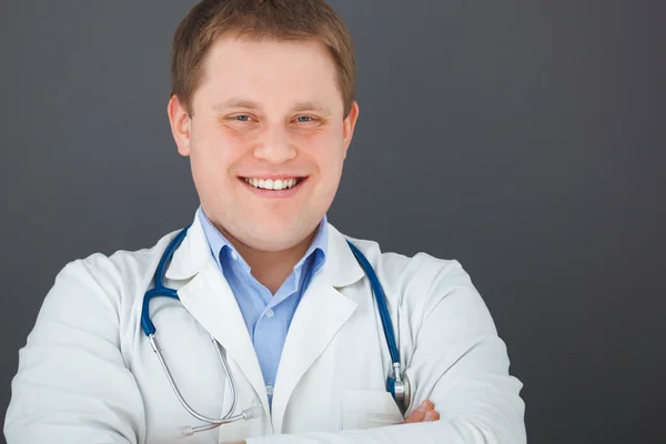 Retrato de médico confiado sobre fondo gris mirando la c — Foto de Stock