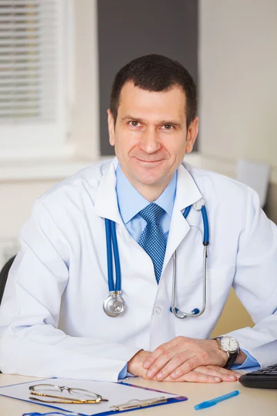 Selbstbewusster Arzt mit Stethoskop blickt in die Kamera. — Stockfoto