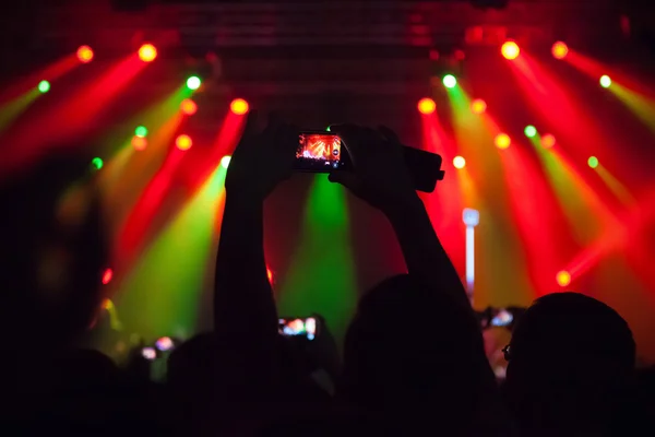 Pessoas em concerto de filmagem de vídeo ou foto . — Fotografia de Stock