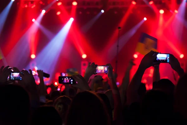 Mensen die concert schieten video of foto. — Stockfoto