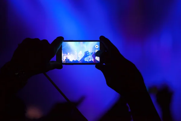 Mensen die concert schieten video of foto. — Stockfoto