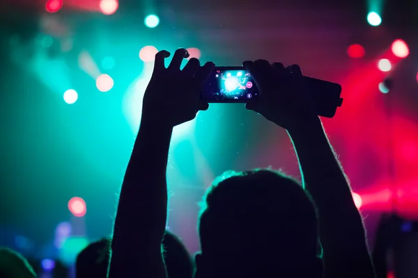 Les gens au concert tournage vidéo ou photo . — Photo