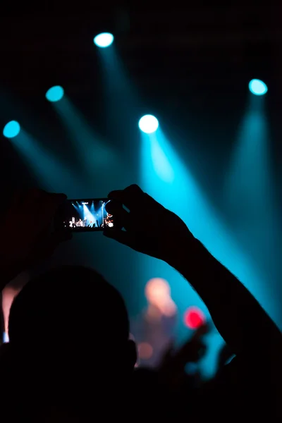 Persone al concerto riprese video o foto . — Foto Stock