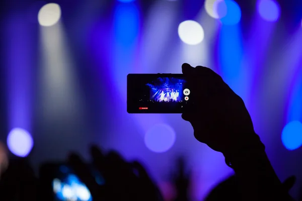 Pessoas em concerto de filmagem de vídeo ou foto . — Fotografia de Stock