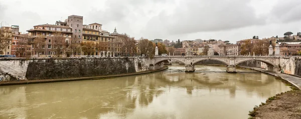 View at Tiber riverbank in Rome. — Stock Photo, Image