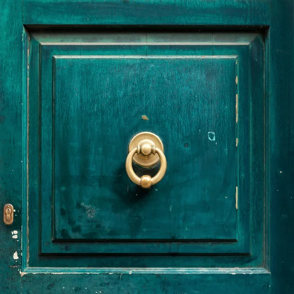 Panneau de porte en bois foncé avec frappeur de porte . — Photo